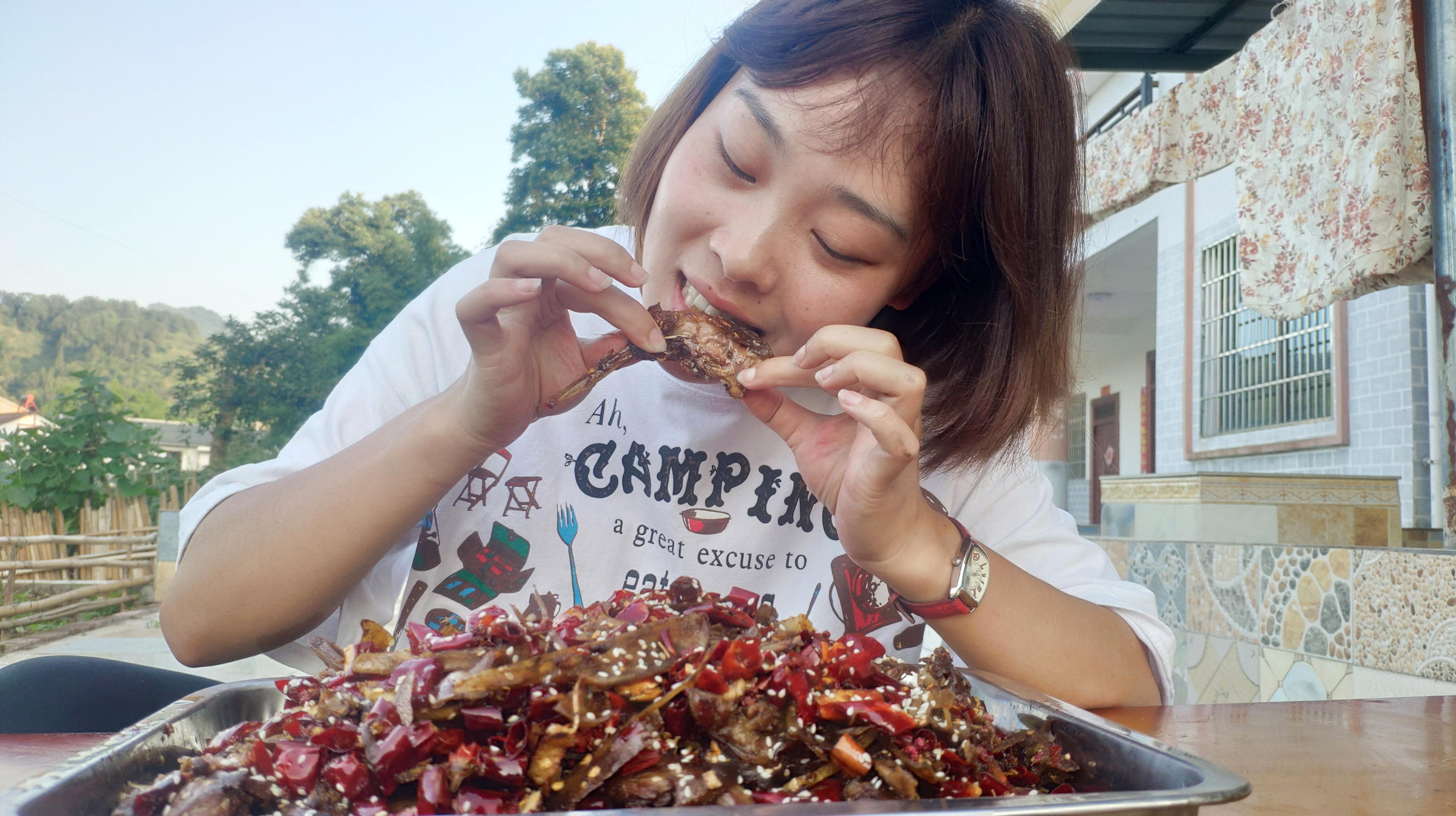 [图]秋妹今天做了麻辣鸭头,好吃到舔骨头,一大托盘都不够吃,看饿了