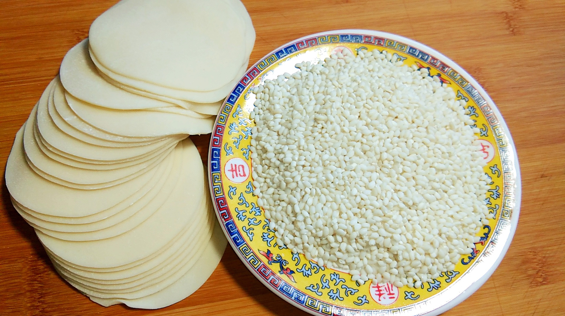 饺子皮加1碗糯米,教你创意新吃法,软糯酥脆,比包饺子好吃10倍