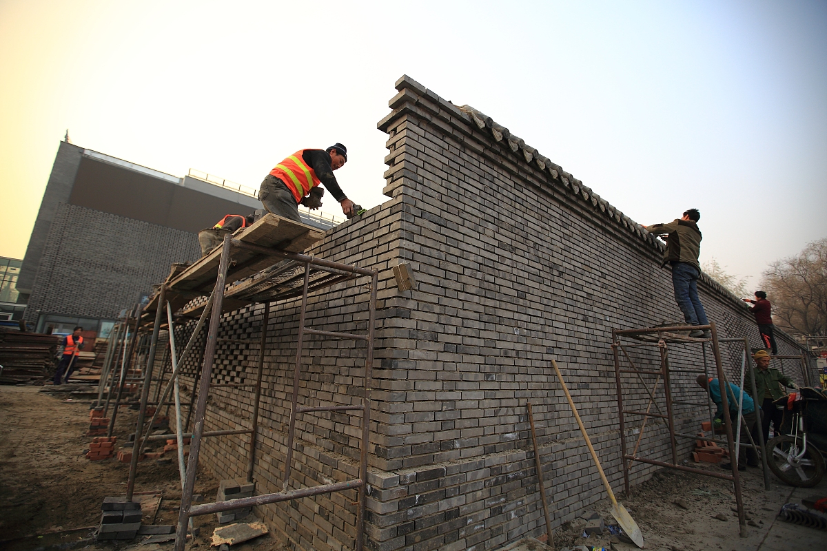 2016年12月7日,北京,南锣鼓巷的业态转型和风貌保护工作正在进行.***_