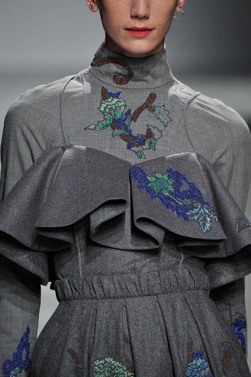 翻译TheChinoiserieclothing in Western fashion is a mirror image of Chinese clothingThe analysis of the design methods ofChinoiserieclothing in Western fashion not only has historical research v