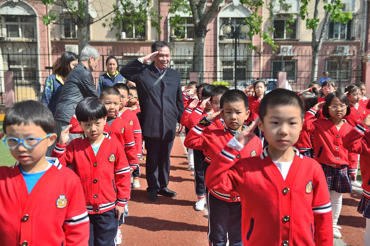 2019年4月2日,天津,老兵们耐心地指导纠正孩子们行军礼的姿势.