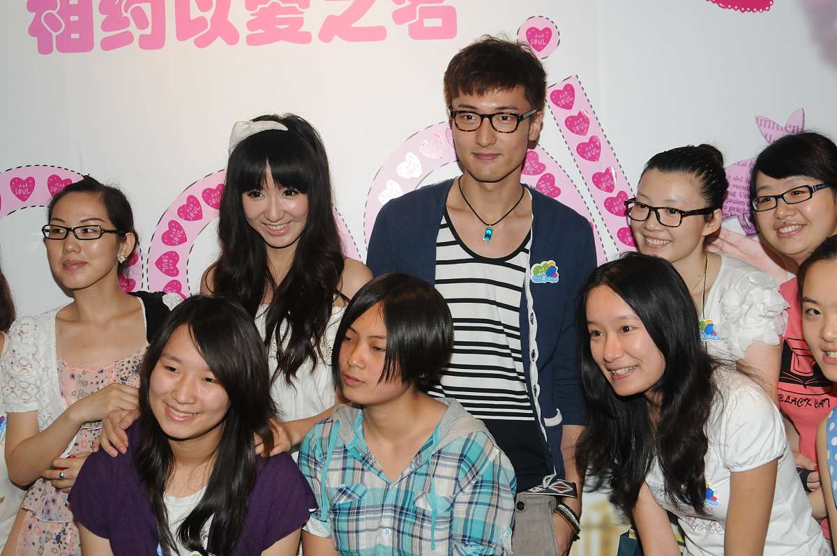 一对情侣男生名字深蓝女生名字赫敏请以男生作为诗人身份写一首李白风格的押韵情诗表达热恋爱情要求诗里面包含恋人名字提供诗的名称和含义解释按以下格式输出其中xx是你需要扩写部分。诗名：xx诗内容：xx诗含义：xx