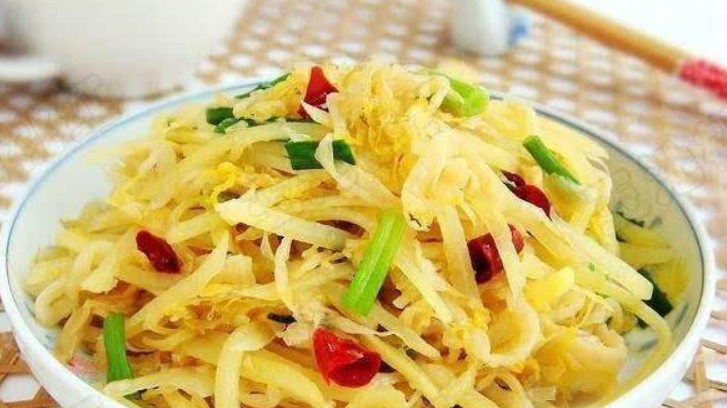 非常家常的酸白菜土豆丝,脆嫩爽口,百吃不腻,一看就会!