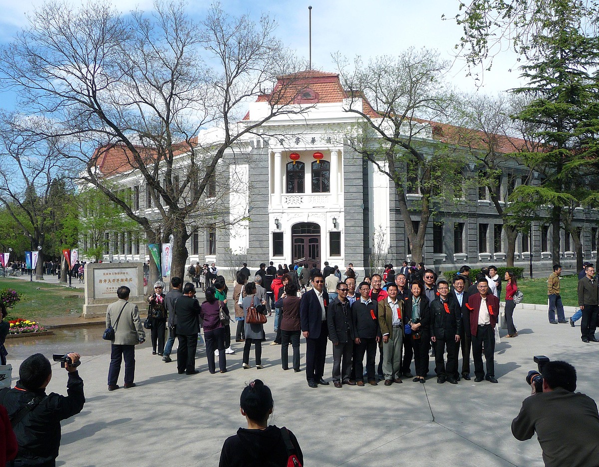 大学生参加了母校回访实践活动培训后组员们进行计划分工 过程展开描述