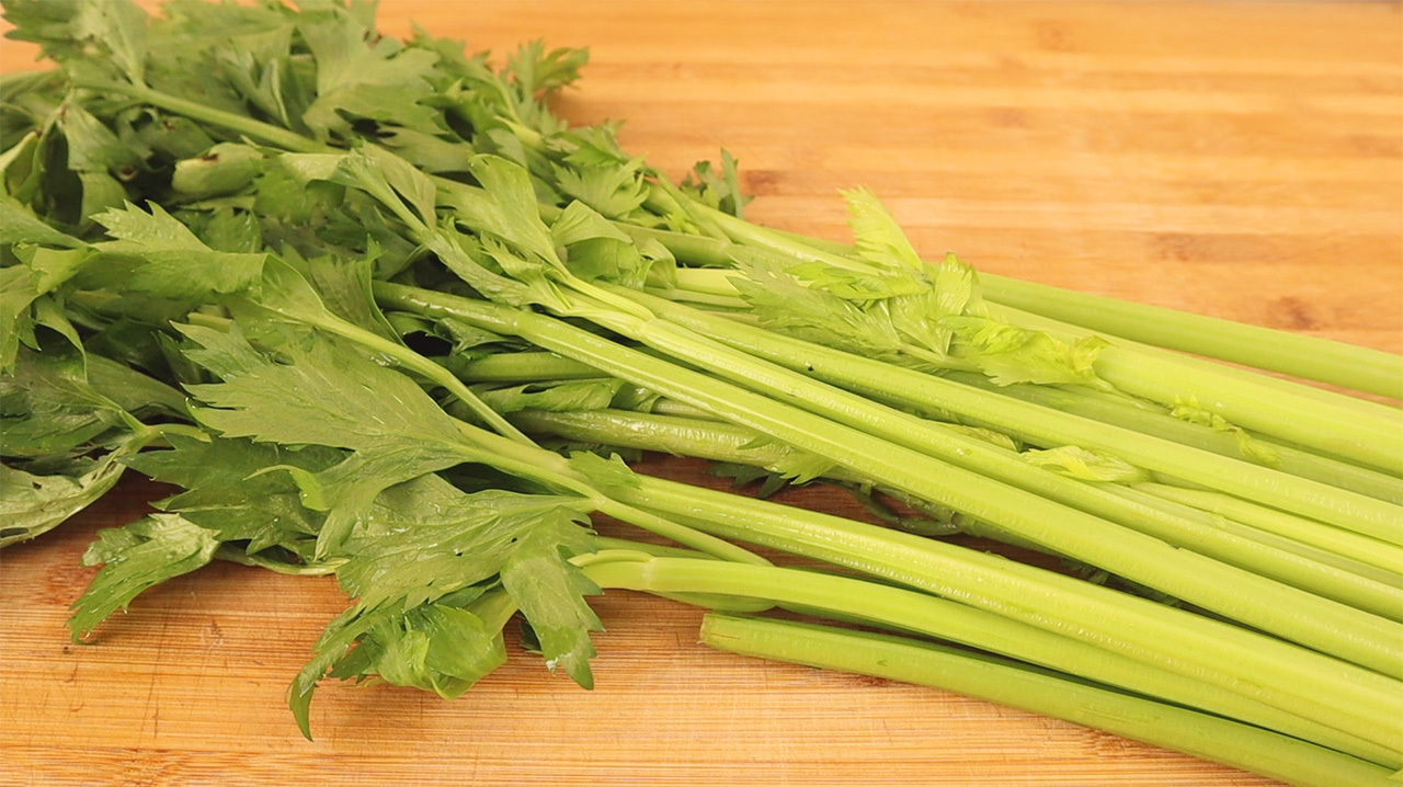 想芹菜好吃,不要直接下锅炒,多做这一步,鲜嫩爽脆,越吃越想吃