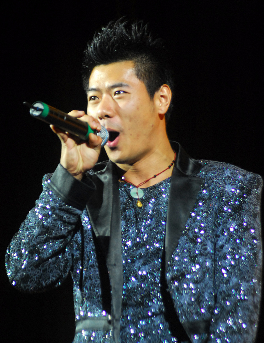 写一首表达刺激情绪的摇滚中文歌曲歌词表达的主题为反抗。歌词结构为verse1、verse2、Pre-Chorus、chorus1、chorus2、verse3、verse4、Bridge、chorus3、chorus4结构完整性温度值为2。建议歌词结尾以yue押韵温度值为01。保证chorus1、chorus2、chorus3、chorus4歌词不重复此要求温度值为1。歌曲主题、歌曲名、歌词与你的