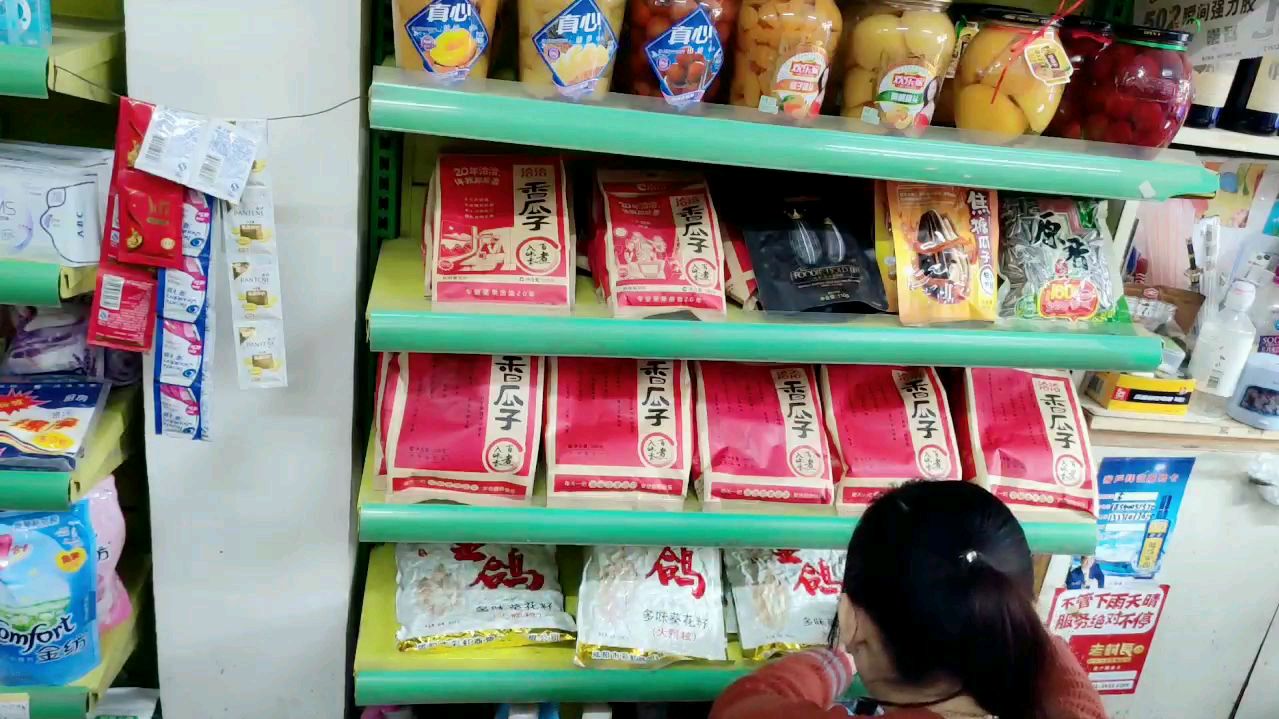 超市老板把商品陈列调整了一下,感觉瞬间提升档次,这样摆很整齐