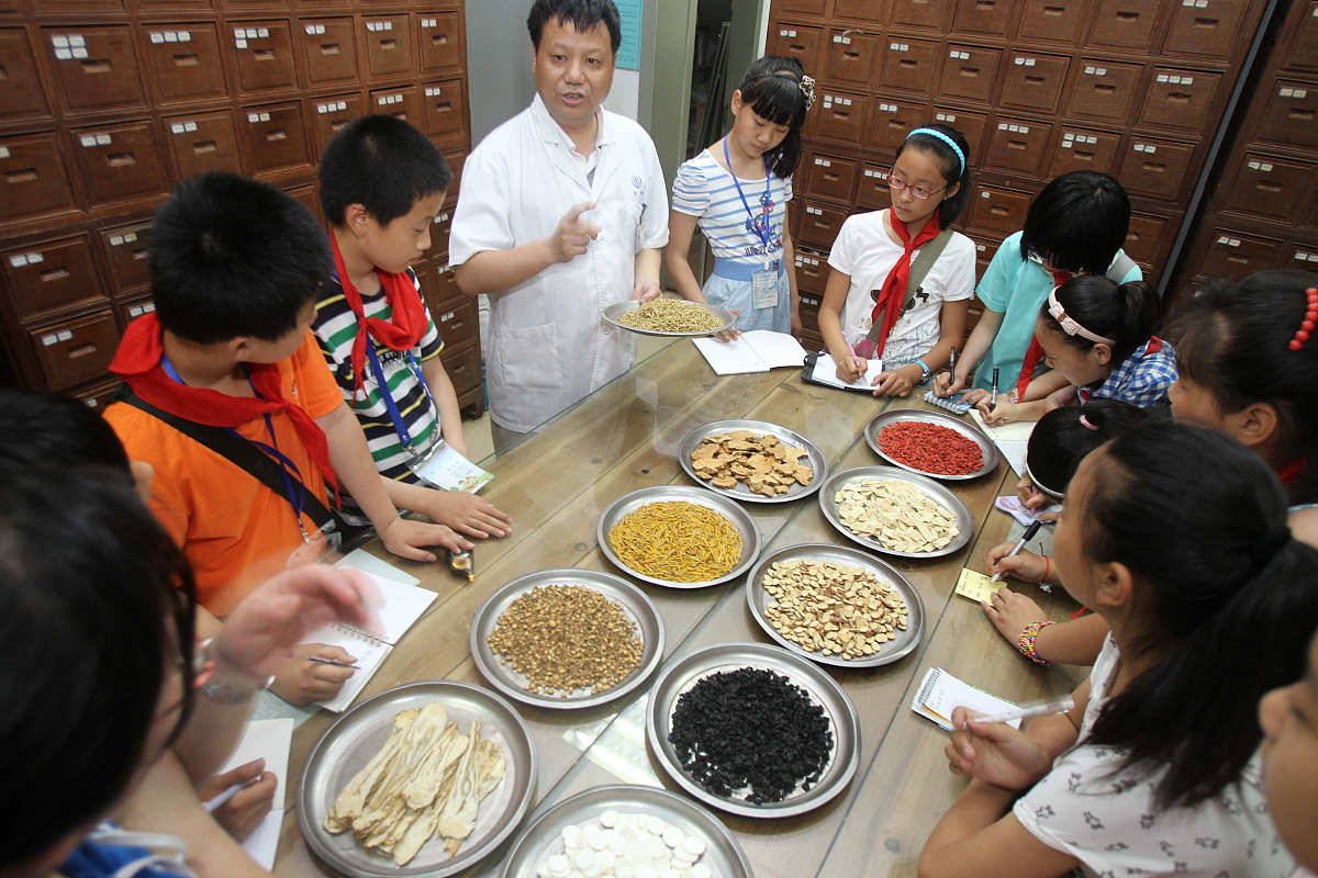 重庆市三峡卫生学校中医学专业就业前景：未来发展方向与职业规划