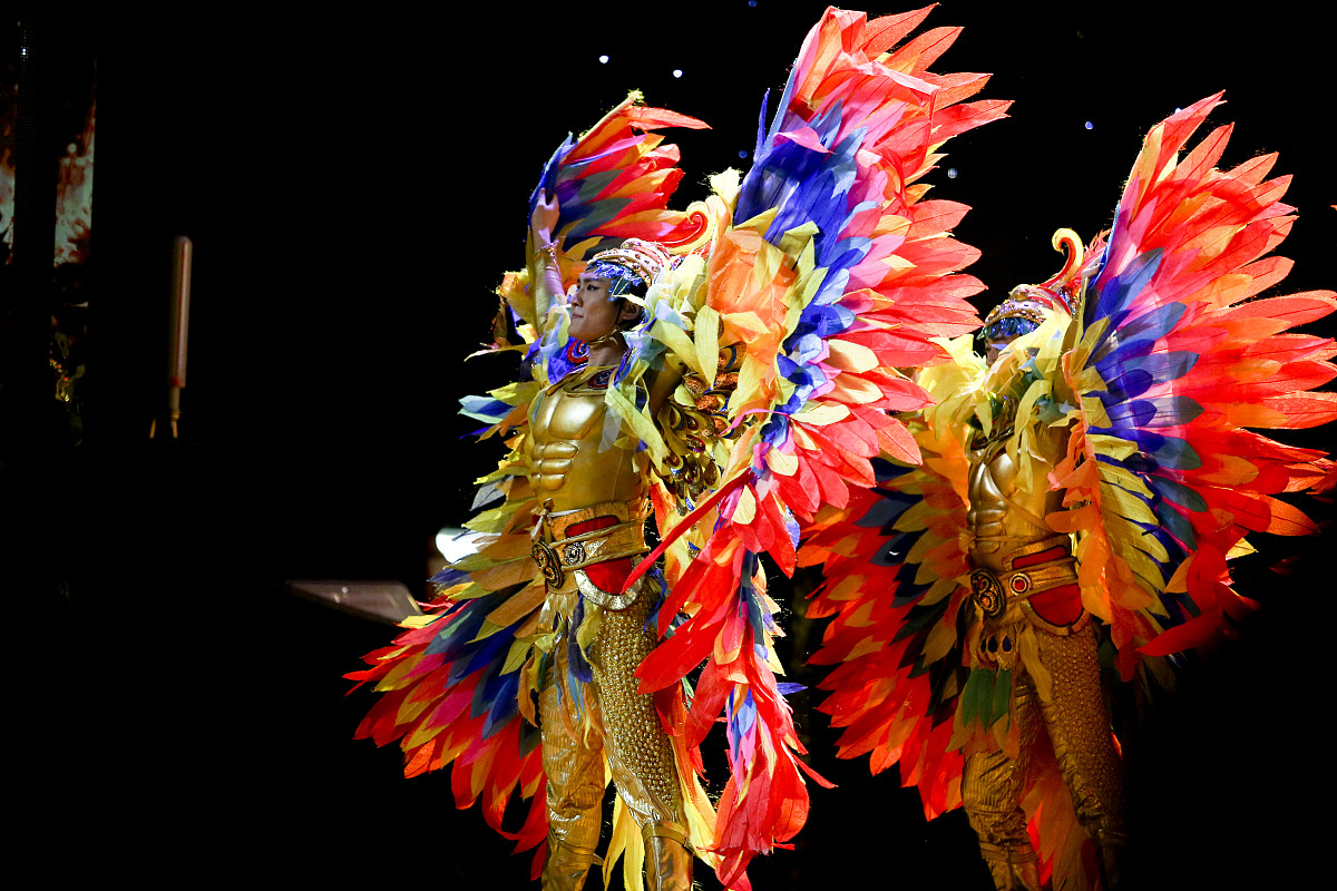 心灵共鸣：阿拉迪亚与孔雀之王的情感杰作 - 金孔雀