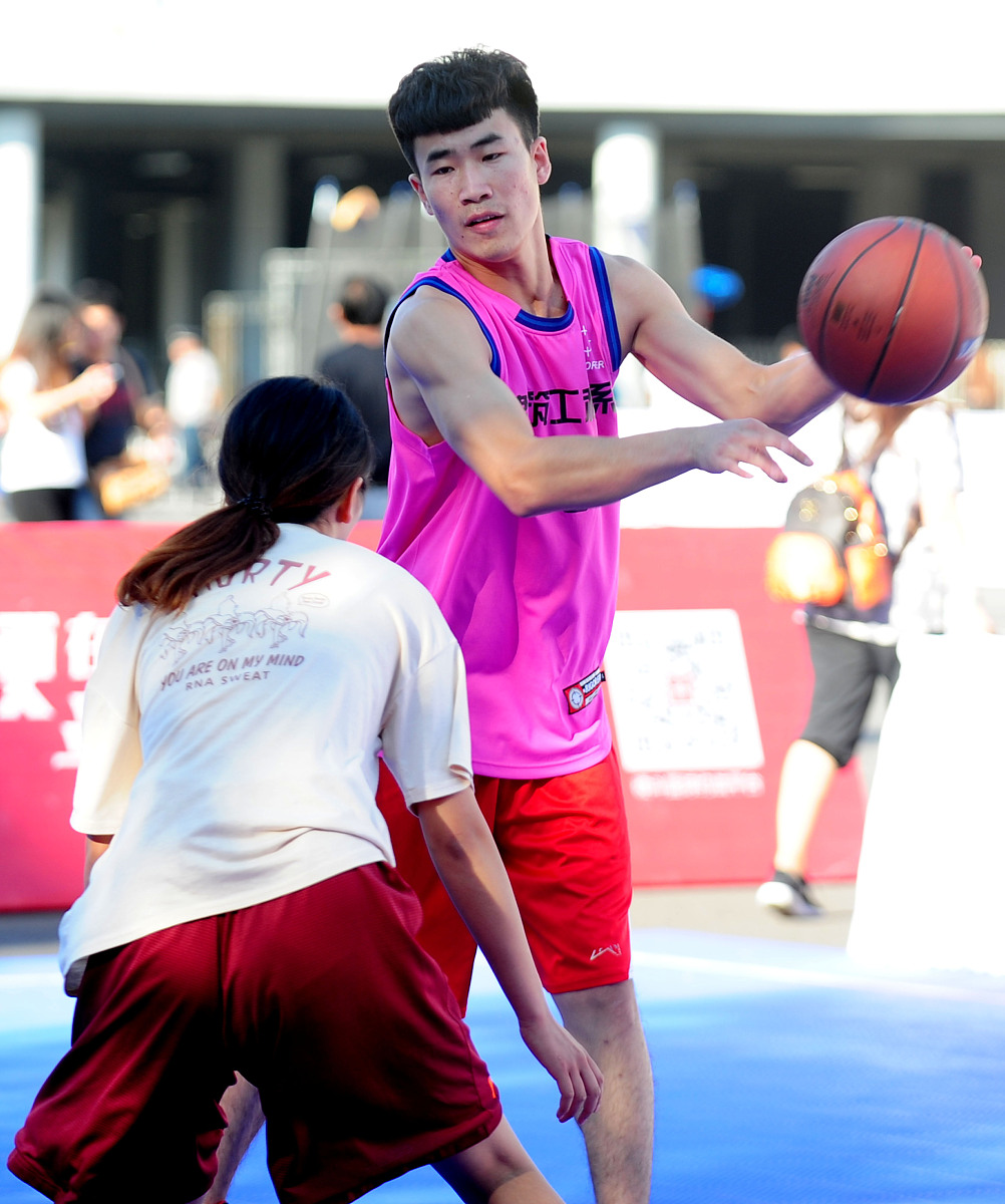 你是一个有氧健身操主播现在想在主播间背景上写一段跟有氧健身操有关的简单宣传词或者口号不超过8个字