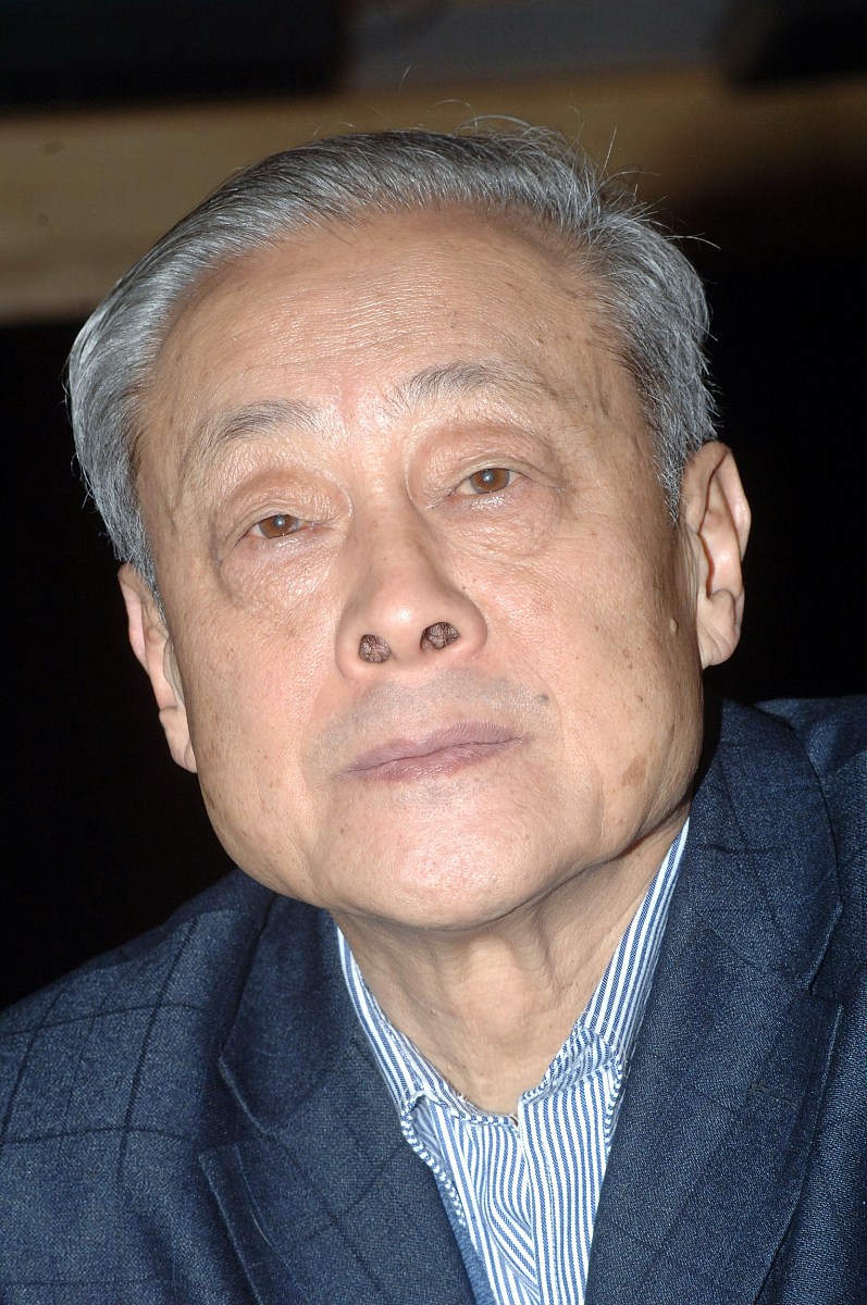 关于坚持以马克思主义为指导下列做法中正确的是。A完全抛开马克思主义来想问题办事情B把马克思主义当成一成不变的教条C背诵和重复其具体结论和词句D运用其科学的世界观和方法论解决中国的问题