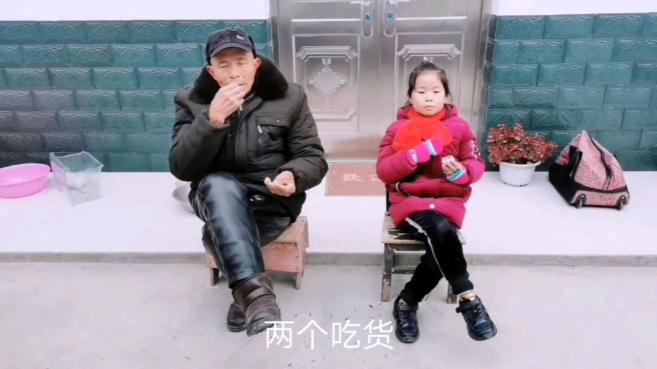 老妈解剖鸭子,老爸在一旁嗑瓜子,家庭地位一目了然!