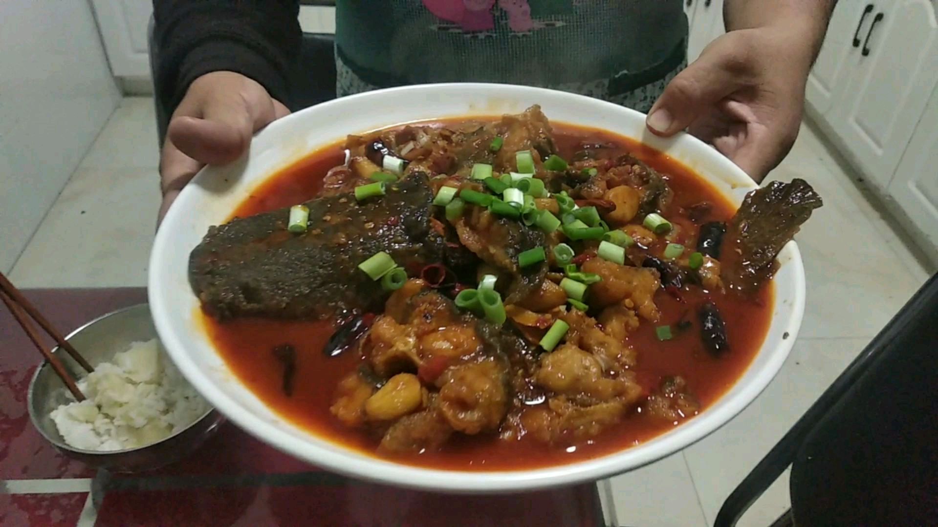 有朋友私信我鲶鱼怎么做?小胖今天就教大家怎么做更好吃
