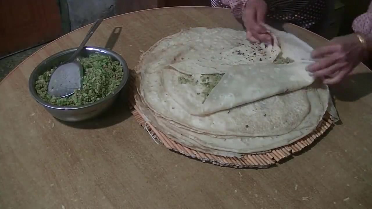 都说山东煎饼好吃,看看东北大妈是怎么摊煎饼的,太美味了