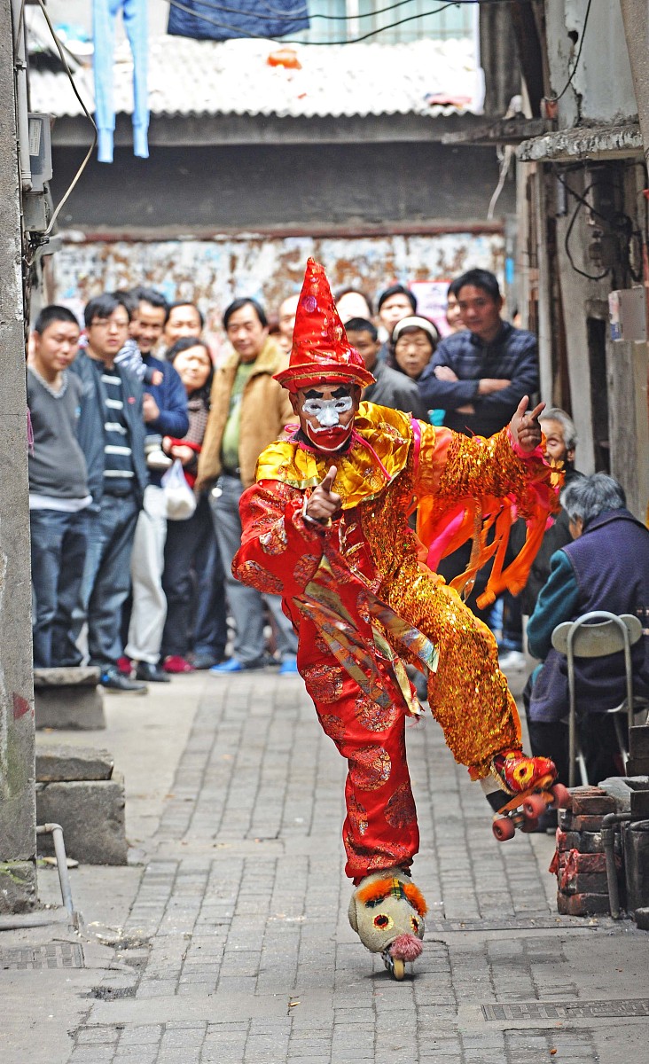 ***_***2012年4月13日,武汉,小丑卡卡穿街走巷,引起街坊邻里的围观.++