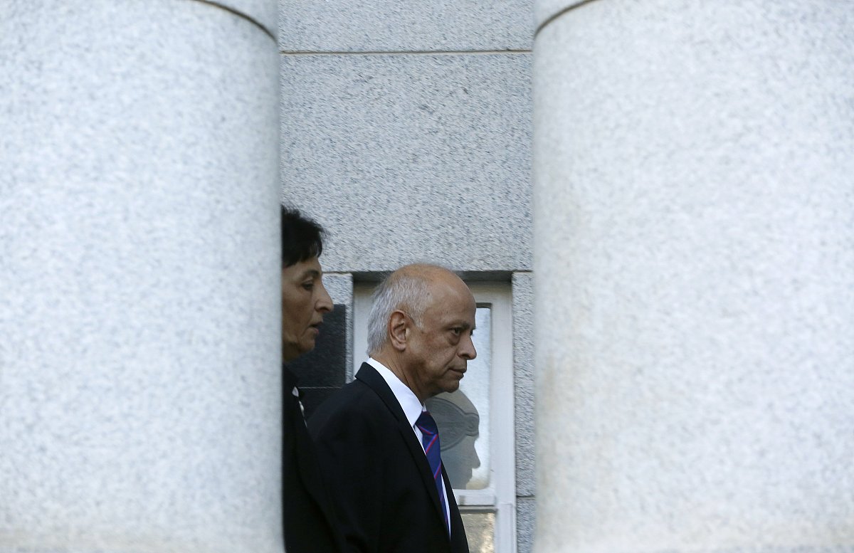 <strong>p</strong>rakesh dewani (c), shrien dewani's father, leaves the high