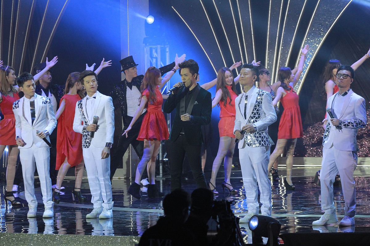 刘德华携手关晓彤、王一博合唱《牛起来》：2023新年祝福，你感受到这波跨时代合作的魅力了吗？