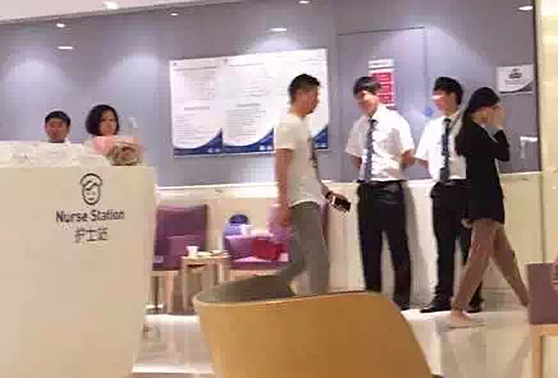 2011年骆思平在QQ上发送了一条简单的信息不知觉间却开启了他与美森活的故事。那时他的女友如今的妻子——黄婷正是美森活的一员。通过黄婷的讲述美森活在他眼中不仅仅是一家美容院更是一个温馨的家一个充满温暖的家。完善一下这个文章的开头