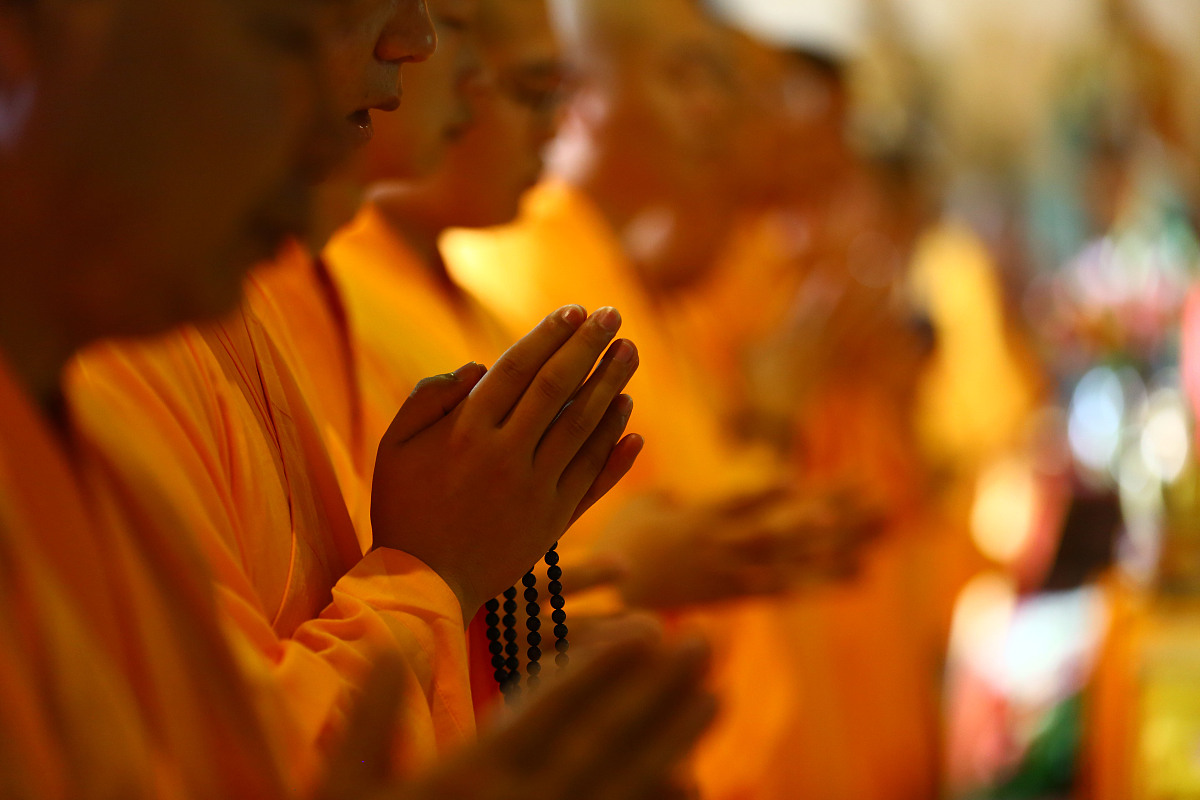 请寺庙师父帮忙烧香为什么师父要念经用210字帮我详细描述