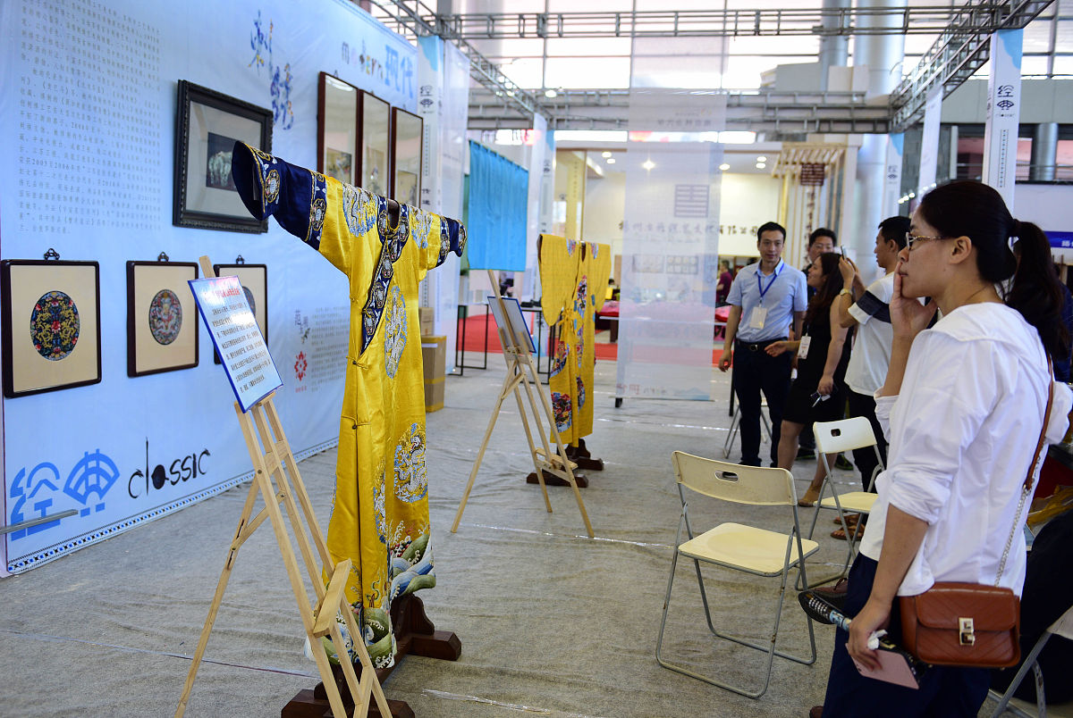 2018年6月15日,江苏扬州,展会上市民观看展览,玉器,漆器,瓷器等展品吸