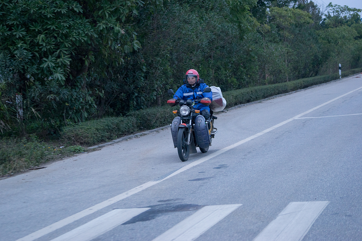 4佛山市电动摩托车政策执行中存在的问题41选择性执行42执法力度不足43执法监管手段不够完善44违规处罚反馈不及时根据上面内容总结四个导致佛山市电动摩托车政策执行中存在问题的对应原因的标题。