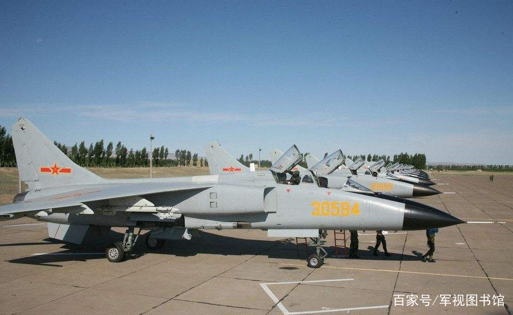 歼16服役后为何歼轰7却没有退役呢:飞豹还有存