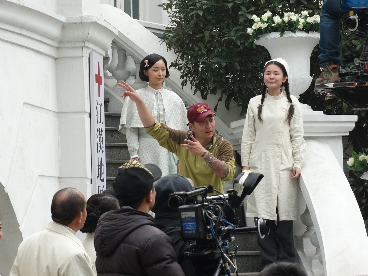 2014年01月12日讯,近日,年代战争情感大戏《怒放》转辗上海拍摄最后的