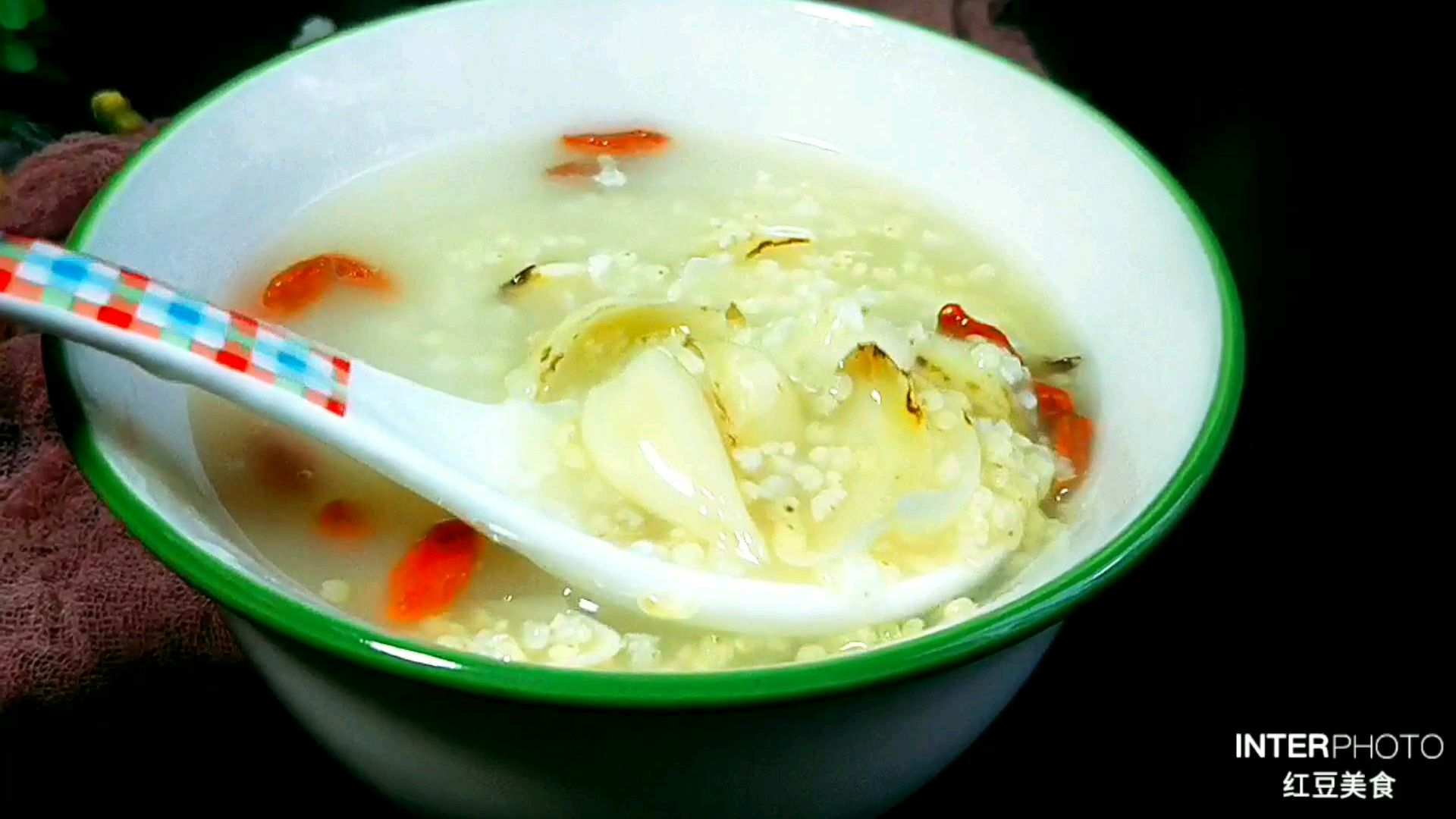 健脾养胃的养生粥~百合枸杞小米粥