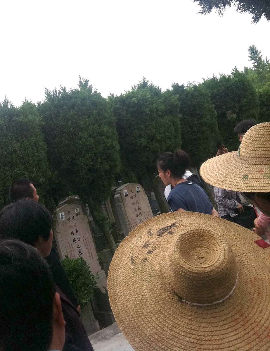 2012年08月4日讯,上海,近日记者在某墓地发现正在此拍摄的赵薇.***_**