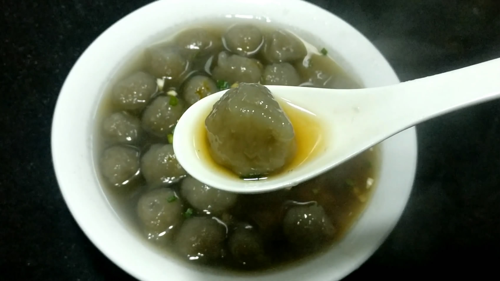 南方人过年爱吃饺子、但是大家不知道还喜欢煮另一道红薯粉汤圆!