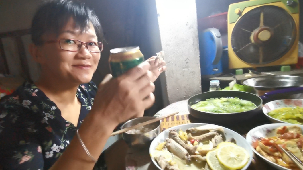 鸭翅新吃法,还是农村妹子会做,酸辣过瘾,做法配料全在这里