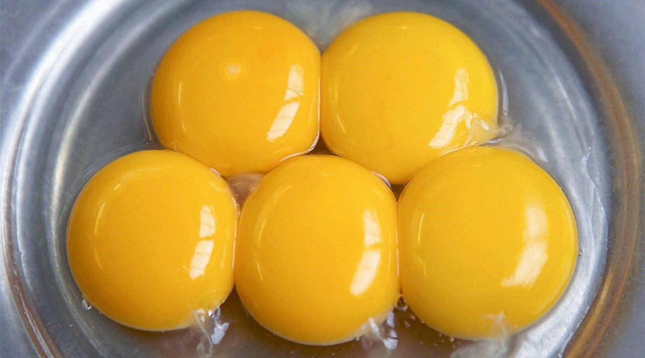 为何鸡蛋黄上有黑点,是不是鸡蛋坏掉了呢?答案出乎意料