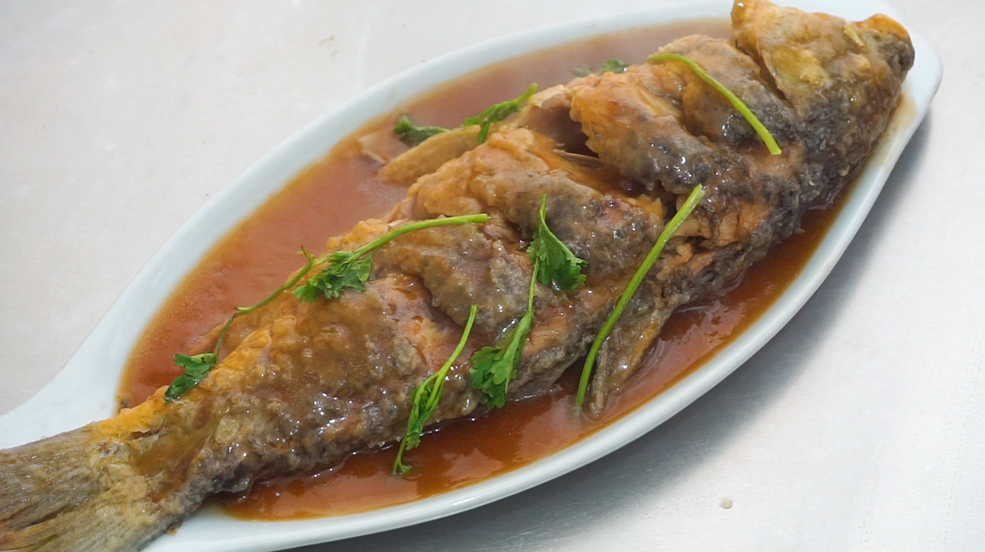 大厨教你红烧鲤鱼做法，味道鲜美，营养丰富，做法还简单家常