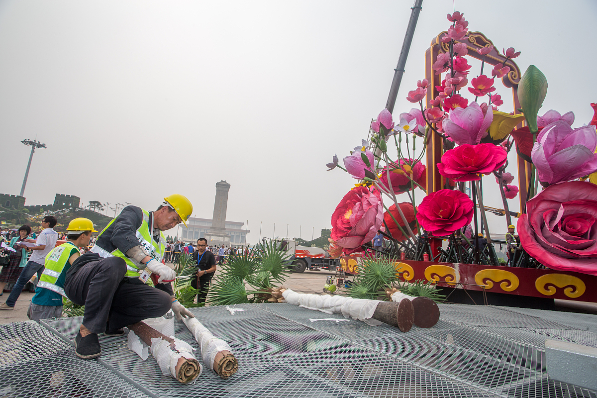 中秋国庆双节，建筑工人放飞梦想！