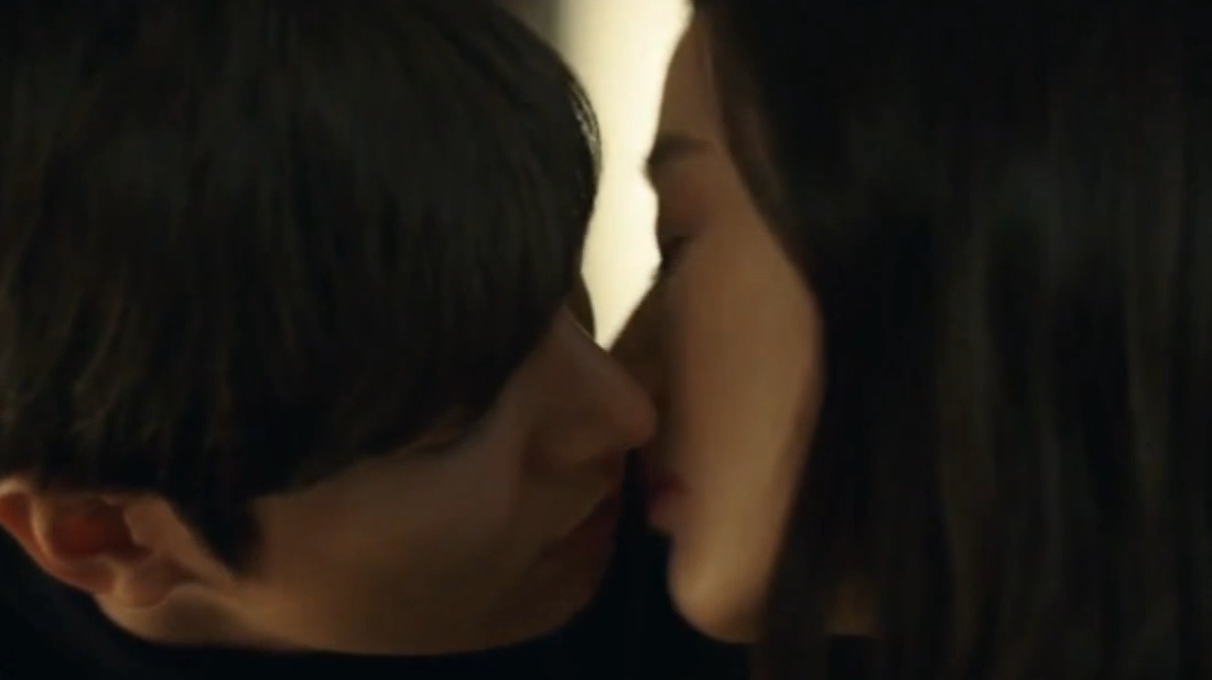 男子和美人鱼甜蜜Kiss,美人鱼惊艳亮相,好友的举动让男子吃醋了