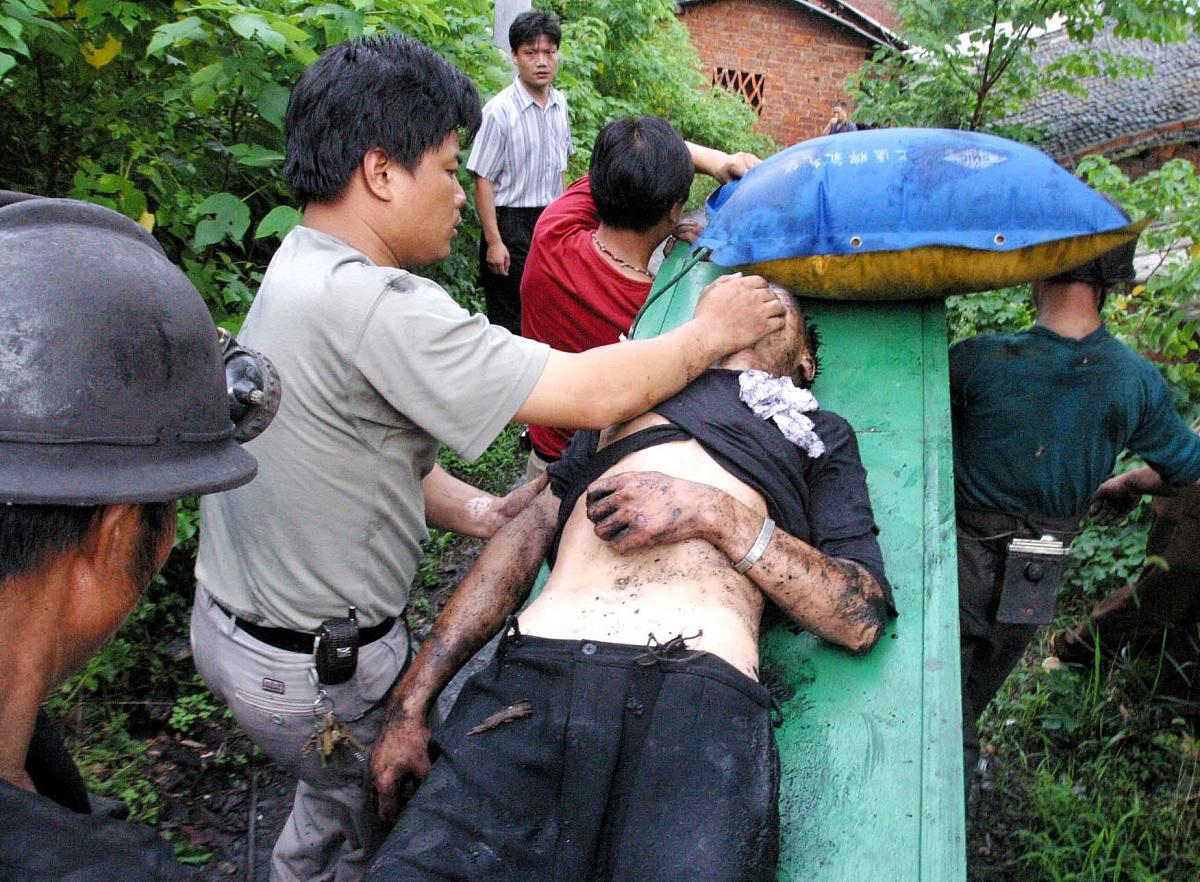2004年7月14日上午7时许,湖南湘潭县一煤矿起火,80人获救15人下落不明