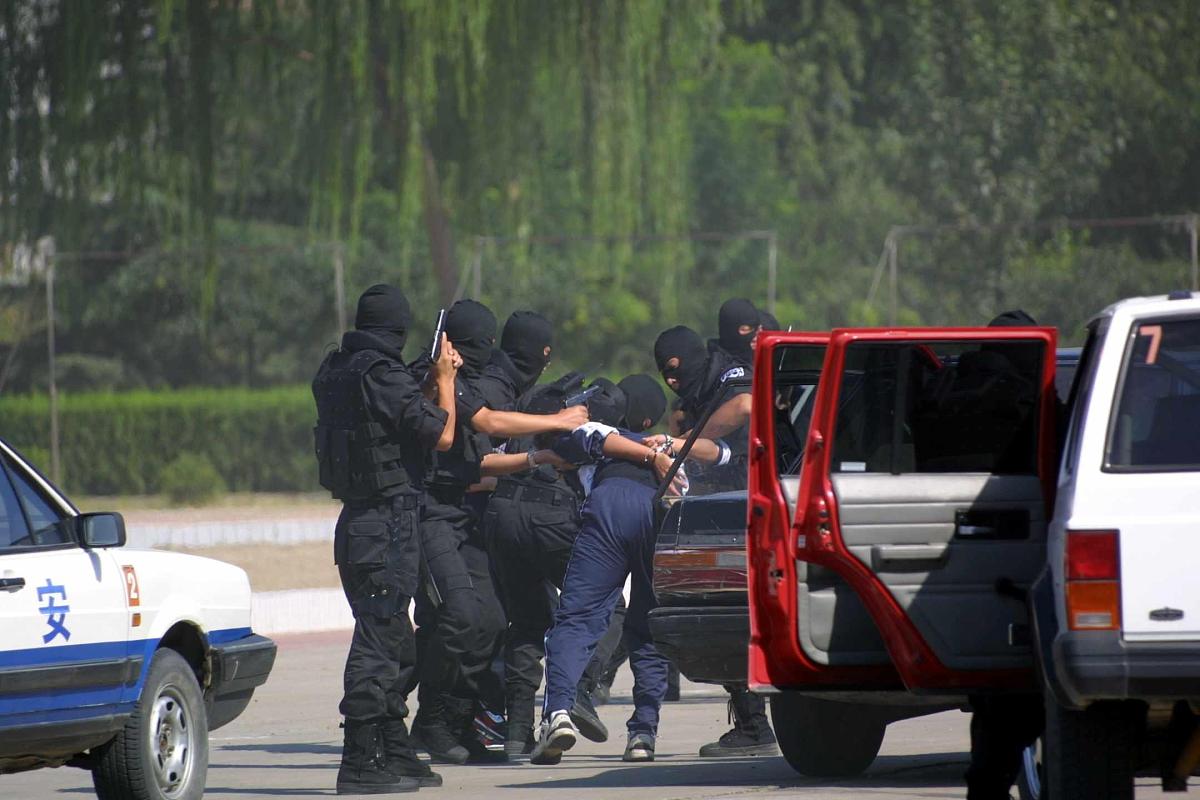 绑匪驾驶装甲车挟持人质逃逸，警方会如何应对？
