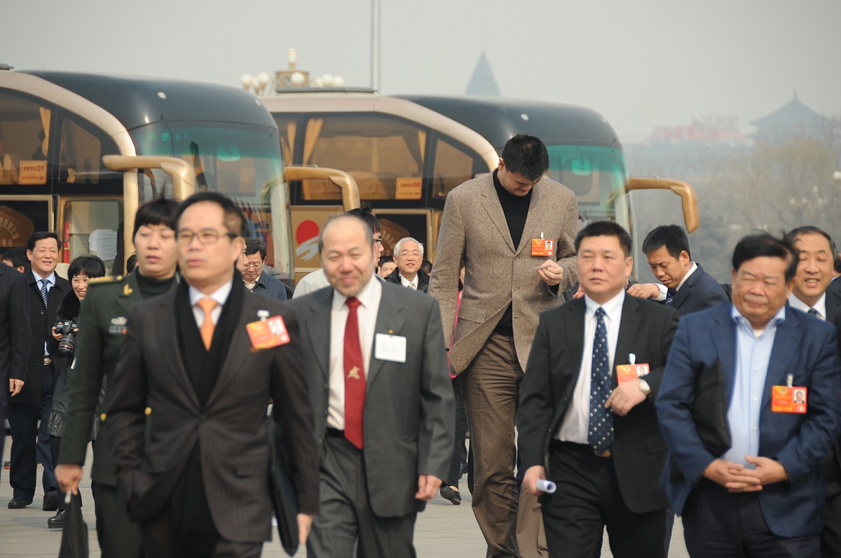 改写一下这段话：人民绝不做西方列强的附庸。坚持民族独立是发展社会主义民主政治的政治前提巩固人民当家作主必须和西方列强作最彻底的斗争。1949 年 9 月《中国人民政治协商会议共同纲领》规定中华人民共和国为新民主主义的即人民民主主义的国家实行工人阶级领导的、以工农联盟为基础的、团结各民主阶级和国内各民族的人民民主专政将人民民主专政定为我国国体开启了中国社会主义民主建设的新征程