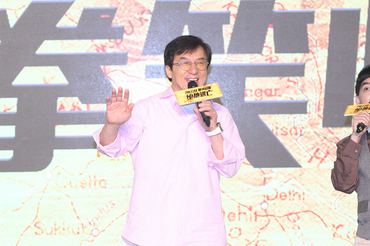2016年05月22日,北京,明星参加《绝地逃亡》发布会.***_***成龙携元彪