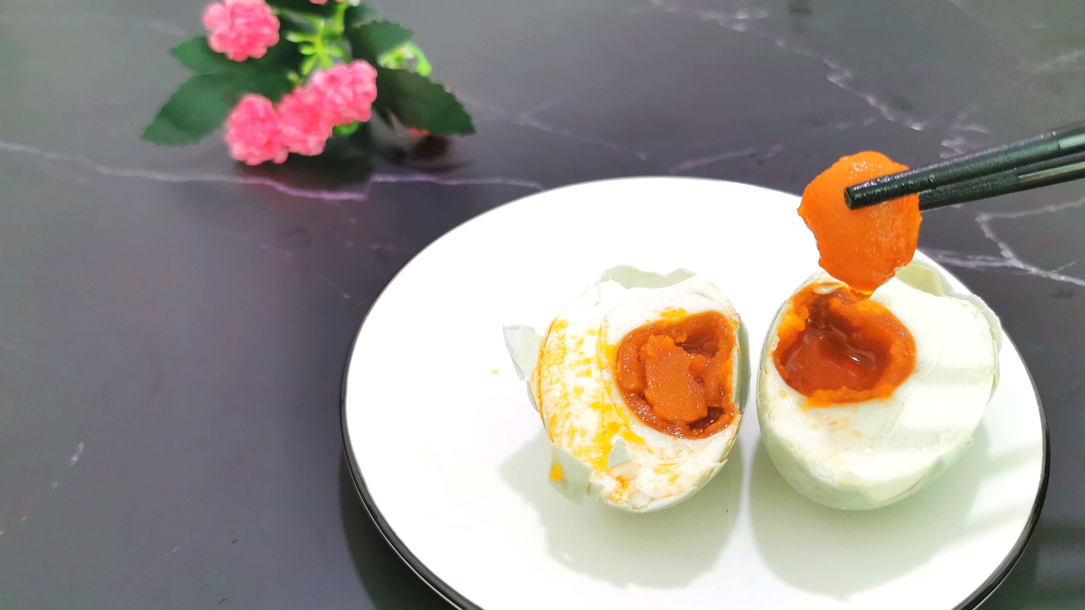 你腌的咸鸭蛋不出油?教你史上简单制作方法,保证个个出油起沙!