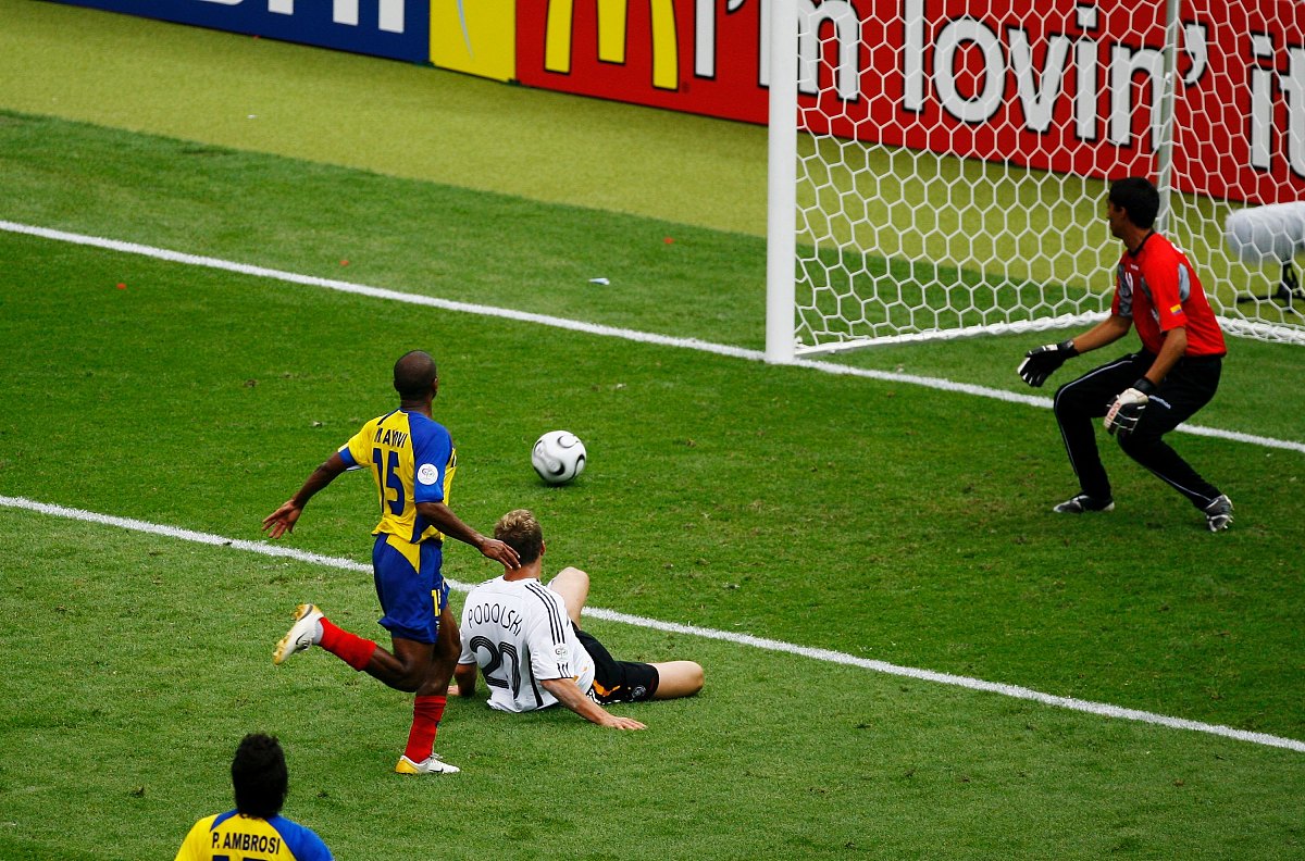 2006年6月20日,世界杯a组,德国3-0大胜厄瓜多尔.波多尔斯基进球瞬间  