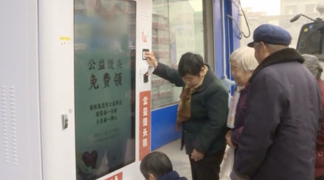 馒头机亮相街头,大爷大妈排长队免费领:省得自己做了