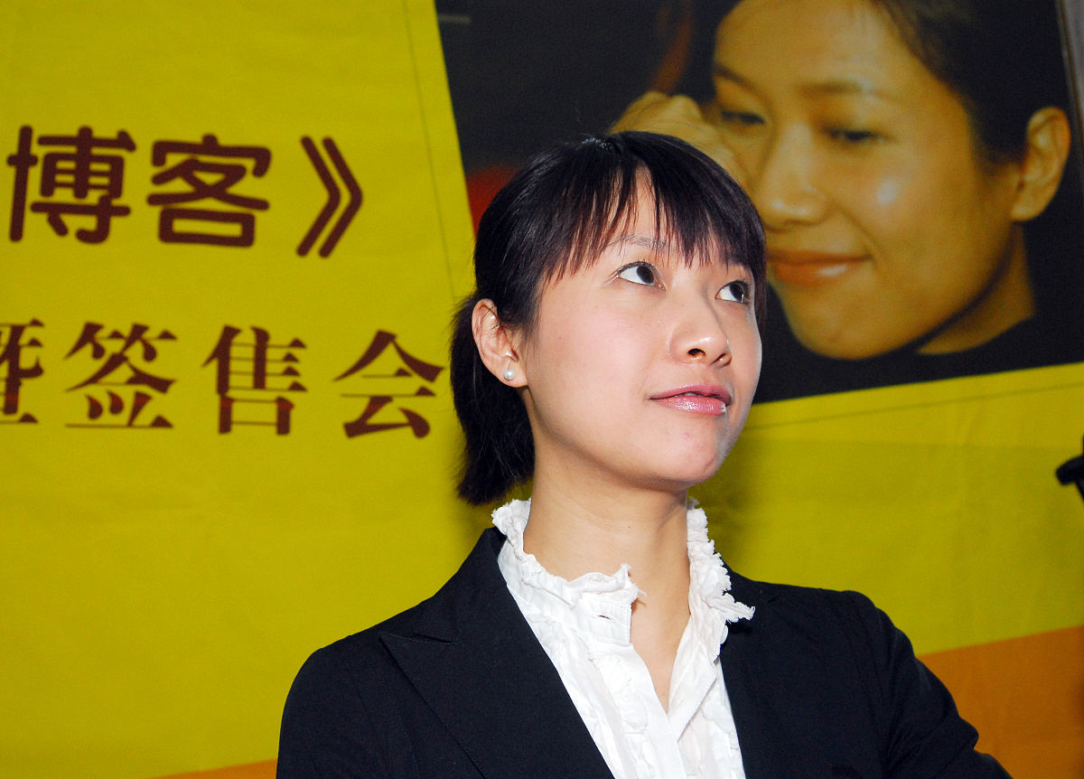 2006年5月14日,北京,徐静蕾为自己的新书《老徐和博客》在北京举行第