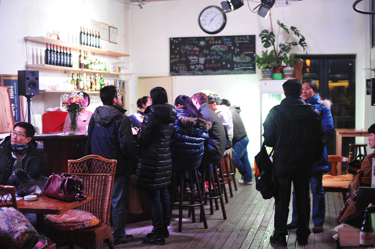 一场意外的相遇：木匠与诗人的传奇故事