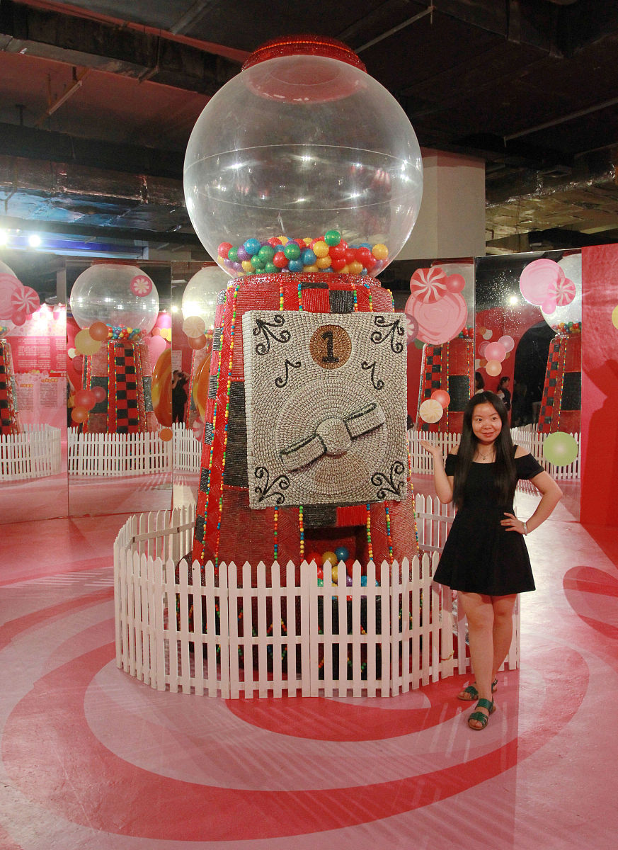 2014年10月6日,武汉,市民携小孩在珞珈创意城观赏好莱坞糖果装置艺术