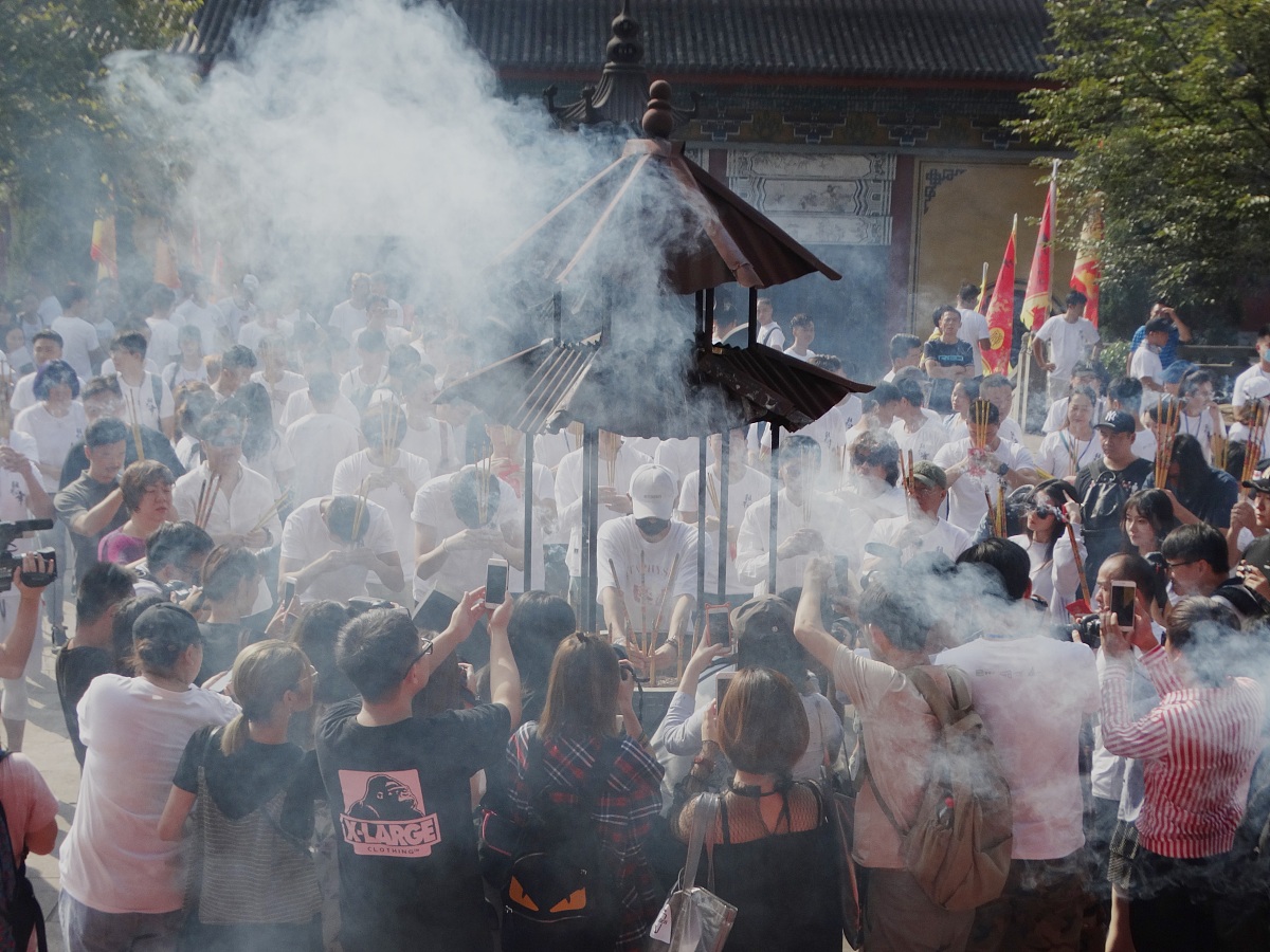 本文运用个案分析法和内容分析法从标题、封面……等方面对抖音账号垫底辣孩爆火原因进行分析并提出相应建议为抖音变装类视频提供了参考建议。把这段话扩充一点