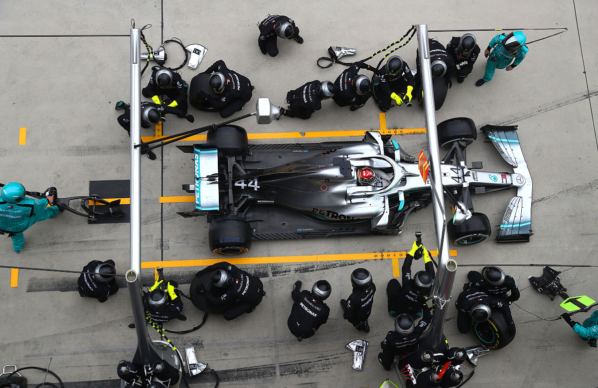 F1 赛车悬挂系统：性能与操控的关键
