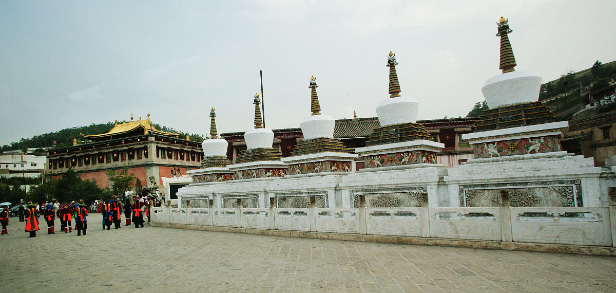 2006年8月9日,青海,藏传佛教黄教圣地"塔尔寺".  八宝如意塔,塔尔寺广