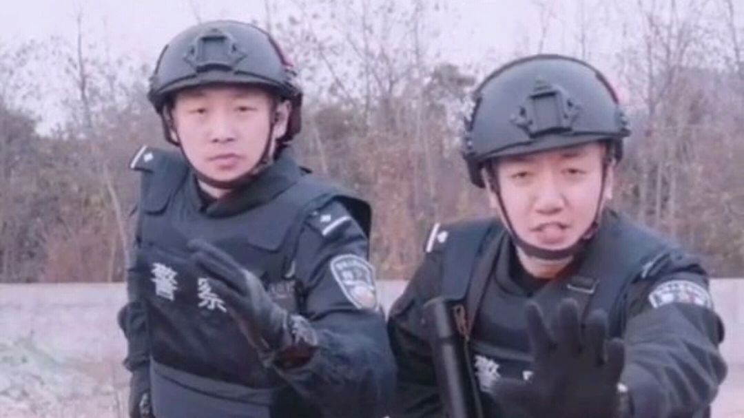 你先把头套放下来,不然你连方向都找不到