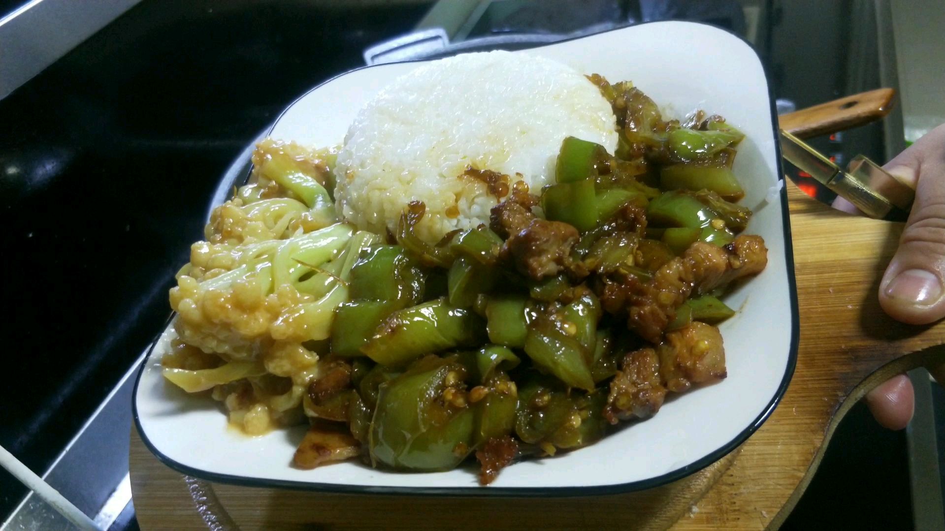 今天做个青椒炒肉盖饭,猪肉涨价真是狠啊!都快吃不起了